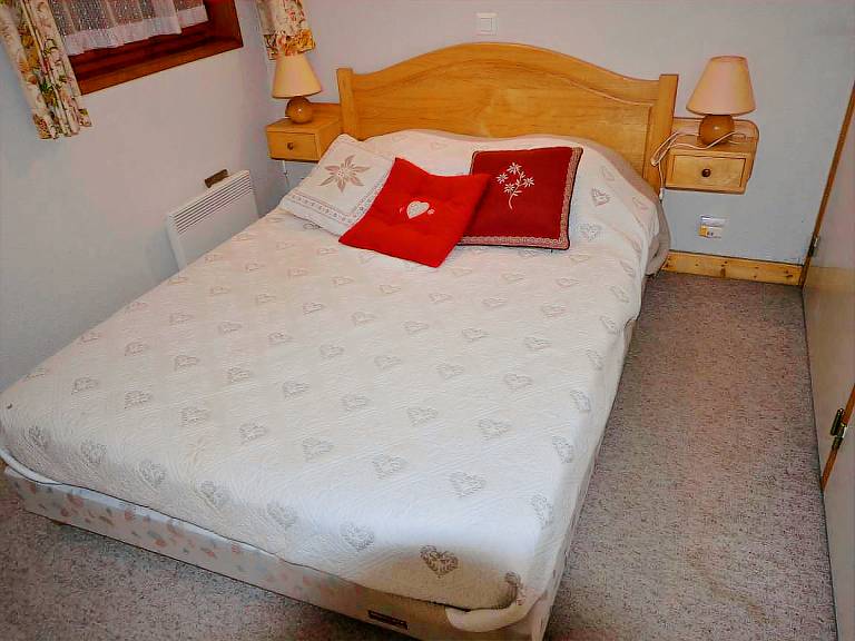 Ski-In/Ski-Out Apartment in Les Gets - 3 Stars, Balcony, Mountain Views, Free Shuttle — photo 3