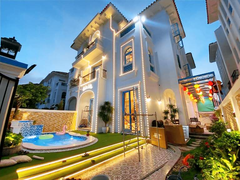 Villa with hot tub, pool & yard | Water view | Perfect for remote work — photo 4