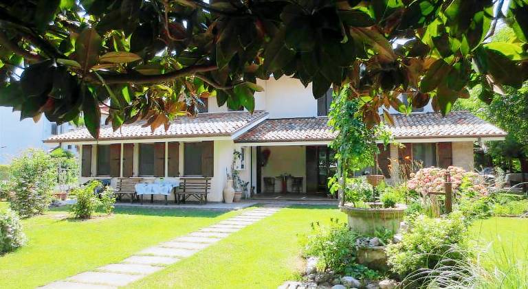House with yard, terrace & barbeque — photo 4