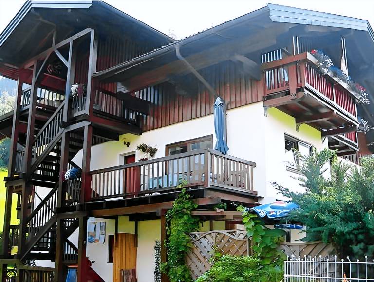 Apartment with garden, BBQ & patio in Zell am See