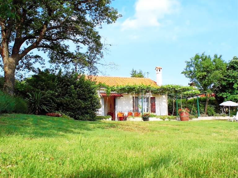 Vacation home with barbecue, terrace & yard — photo 4