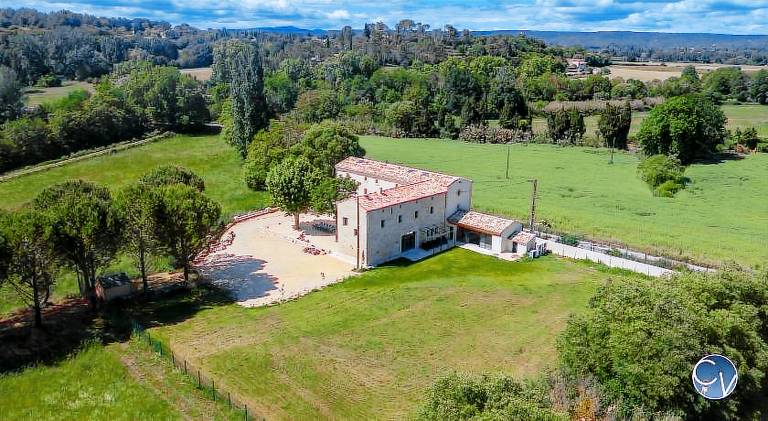 House with yard, patio & barbeque in Uzès
