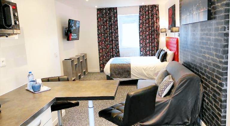 Serviced apartment with patio & garden | Suitable for remote work in Flers