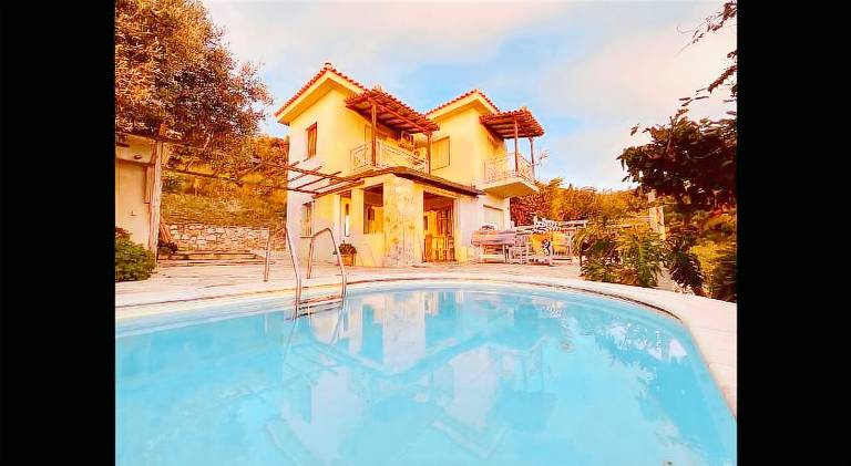 Villa with pool in Skiathos