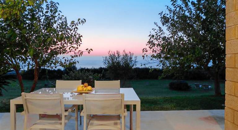 Villa with patio & grill in Kissamos