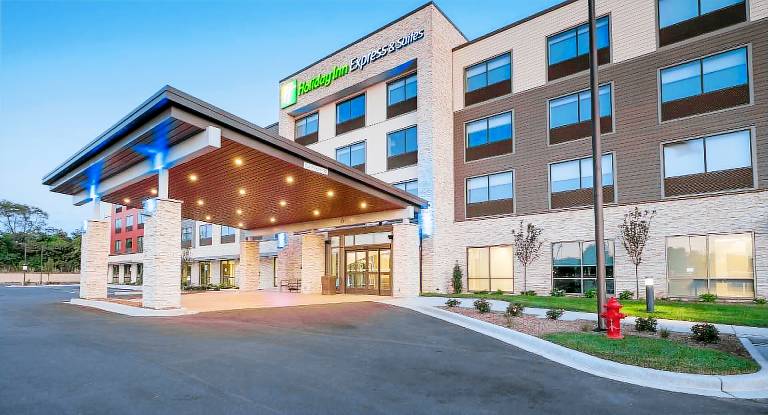 Holiday Inn Express & Suites Milwaukee West Allis By IHG