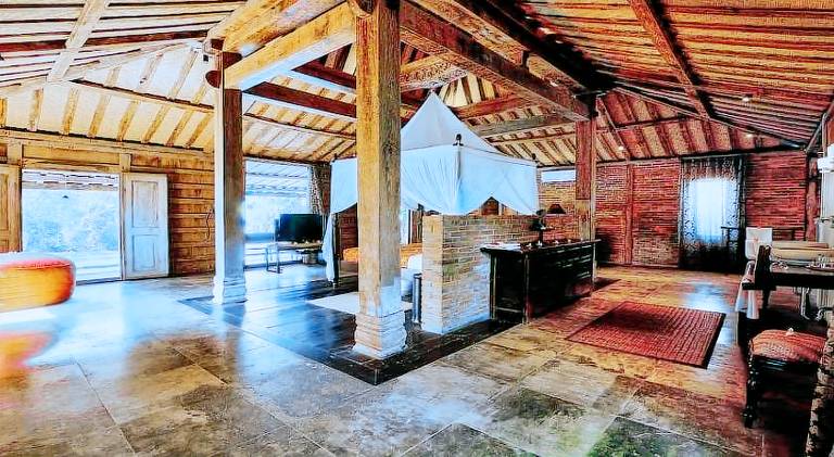 Villa with yard, pool & patio | Pet-friendly — photo 3