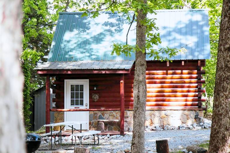 Private Log Cabin in Columbia, KY - Minutes from Green River Lake, Sleeps 4, Full Kitchen, Outdoor Fire Pit Area, Perfect for Relaxing Getaways in Kent, KY
