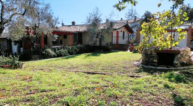House with pool, BBQ & patio in Latina