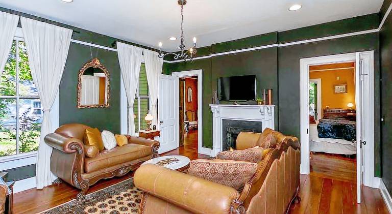 Vacation home | Suitable for remote work | Pets are welcome in Asheville, NC