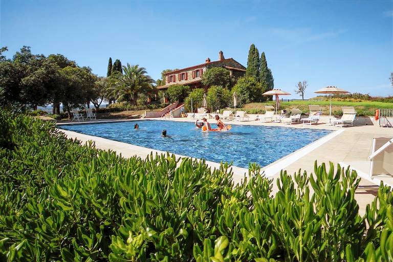Villa with barbecue, terrace & private pool — photo 4