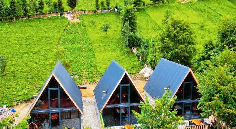 Chalet with hot tub & garden in Camlihemsin