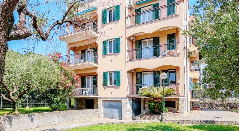 Holiday apartment with patio, pool & garden | Pet-friendly — photo 5