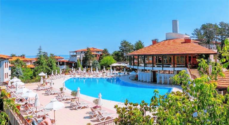 Nice serviced apartment with pool, yard & patio | Close to the beach | Perfect for remote work | Pets are welcome — photo 2