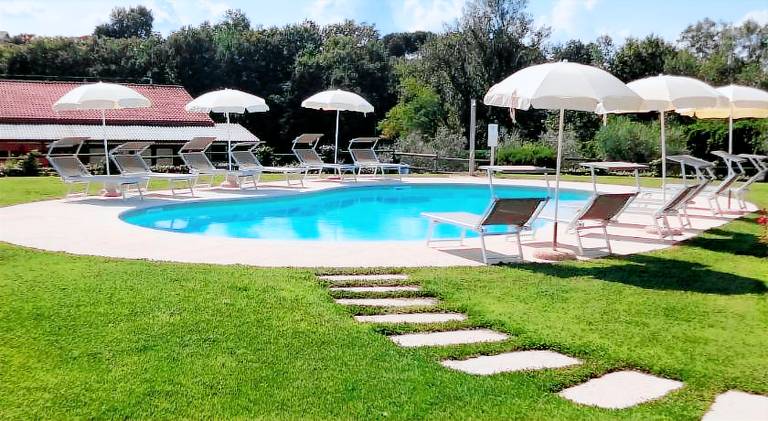 Wonderful holiday apartment with yard, barbecue & pool | Dogs allowed in Lazise
