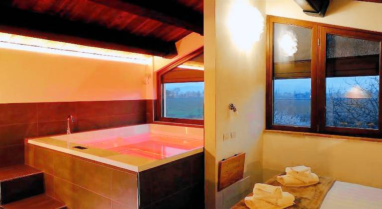 Farm with barbeque, hot tub & garden | Pet-friendly — photo 3