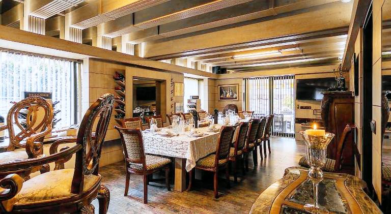 Villa with pool & hot tub | Pet-friendly — photo 3