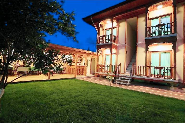 Holiday apartment with garden, BBQ & patio — photo 3