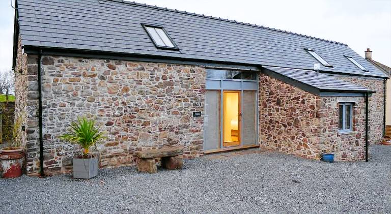Big vacation home with hot tub | Pets are welcome in Abergavenny