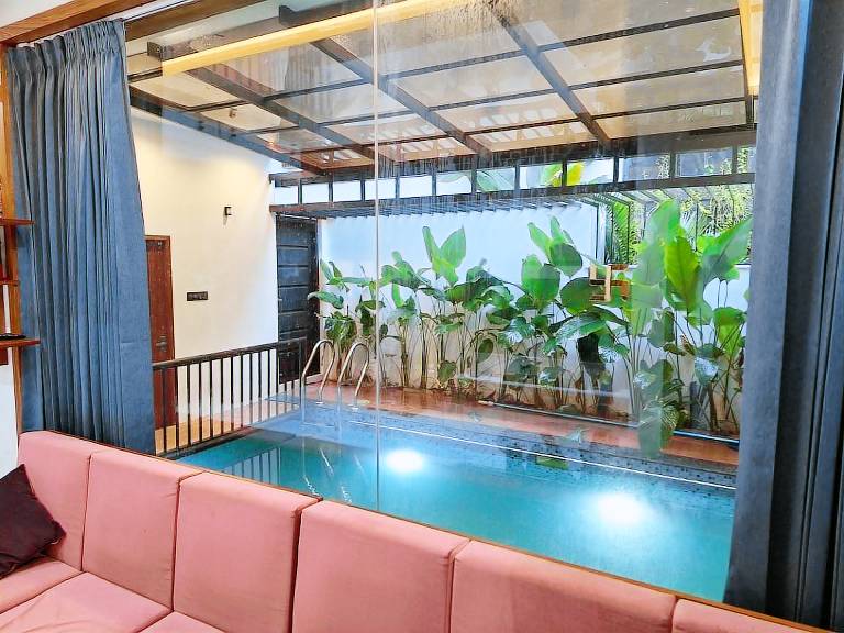 Luxury 4 bedroom villa with pool and bar