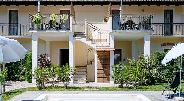 Wonderful apartment with patio, garden & private pool | Pets allowed in Novara