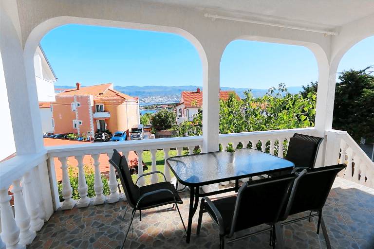 Apartment with garden, BBQ & patio in Crikvenica