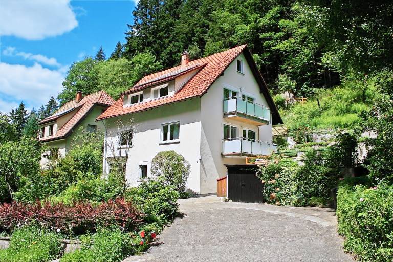 Holiday Home 'Haus Am Waldrand' with Mountain View, Private Terrace and Wi-Fi in Triberg im Schwarzwald