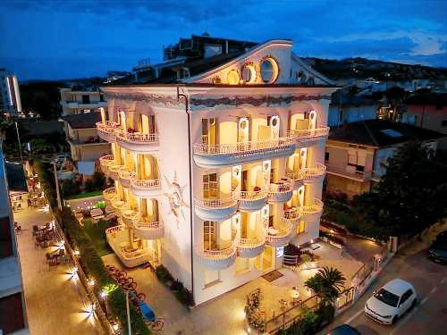 Serviced apartment with terrace & pool in Tortoreto