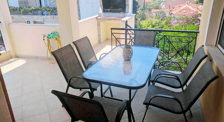 Holiday apartment with barbecue & patio — photo 2