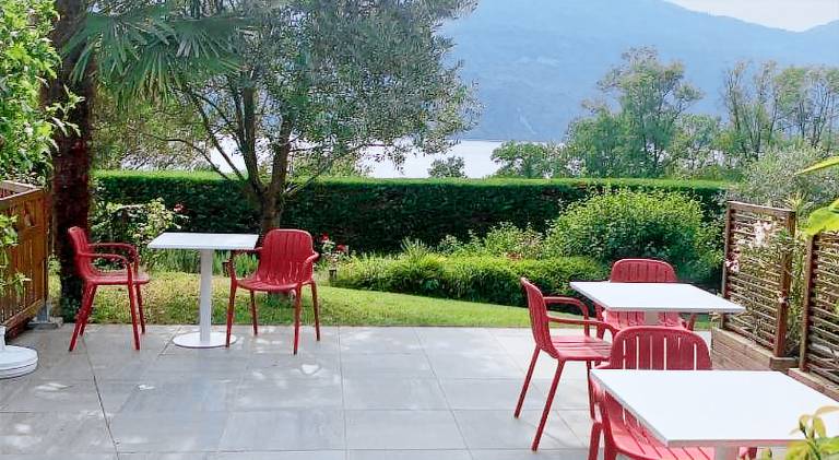 Holiday apartment with yard, terrace & pool — photo 3