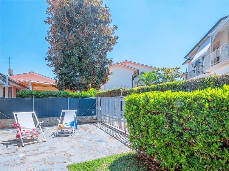 House with BBQ, garden & patio — photo 4