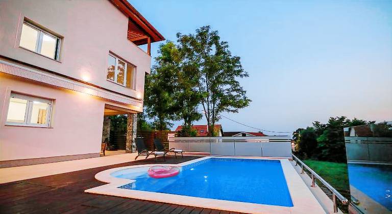 Villa with pool & hot tub | Pets allowed in Zagreb