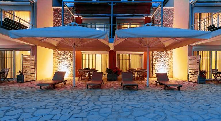 Villa with pool, grill & patio | Good for workation | Pets allowed — photo 3