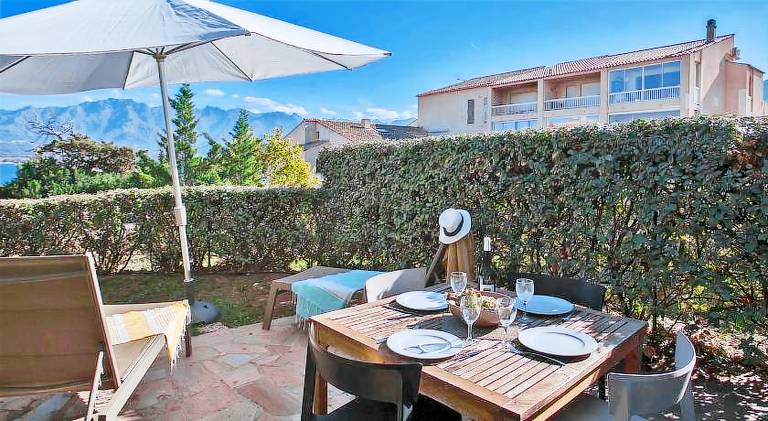 Holiday apartment with yard, barbeque & patio in Calvi