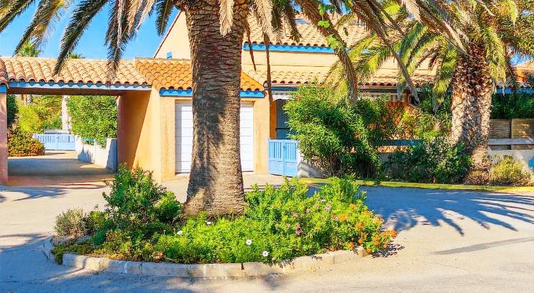 Pleasant serviced apartment with pool, yard & patio | Close to the beach | Pets are welcome — photo 3
