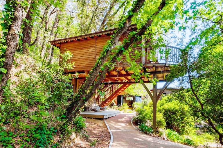 Holiday treehouse "Bagheera" with Shared Pool, Private Terrace & Wi-Fi — photo 2