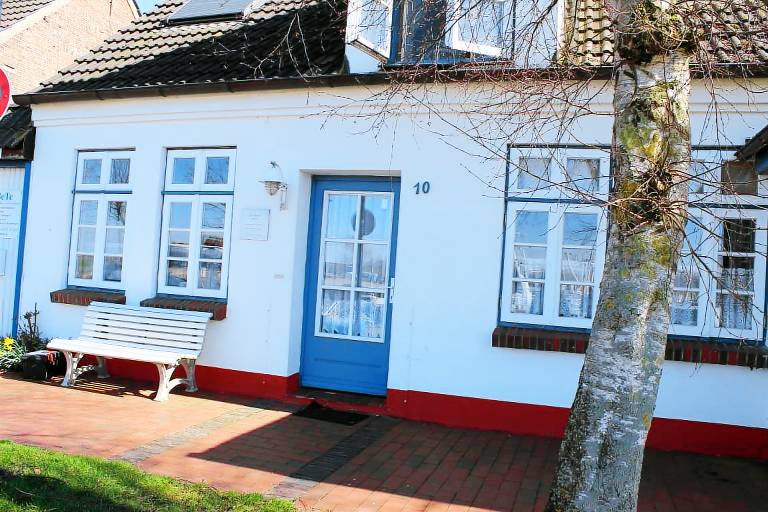 Holiday apartment with garden & patio | Garden view — photo 2