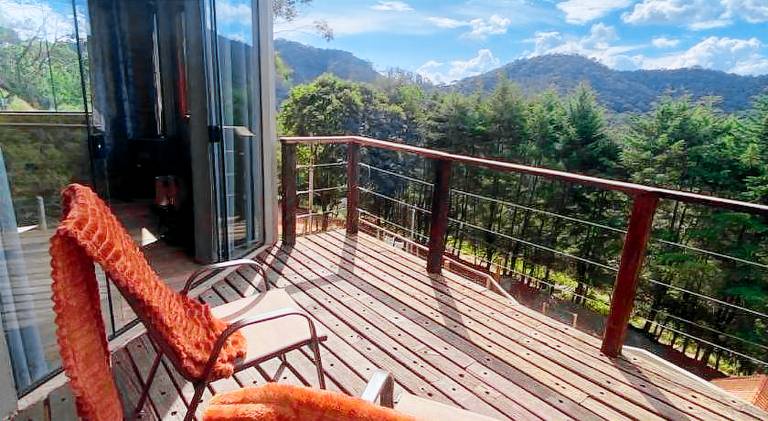 Wonderful lodge with hot tub, patio & yard | Perfect for remote work | Dogs allowed — photo 3