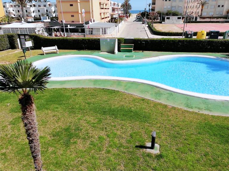 Family-oriented pleasant rental apartment with terrace, pool & garden | Close to the beach | Pets allowed in València
