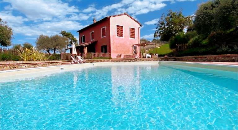Serviced apartment with barbeque, pool & yard | Pets are welcome in Gambassi Terme
