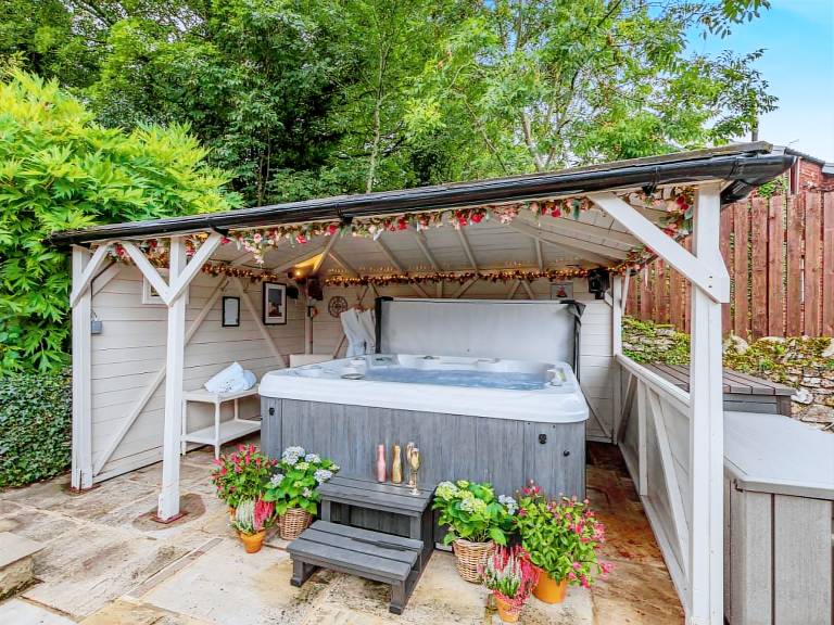 Cottage with hot tub, yard & BBQ — photo 2