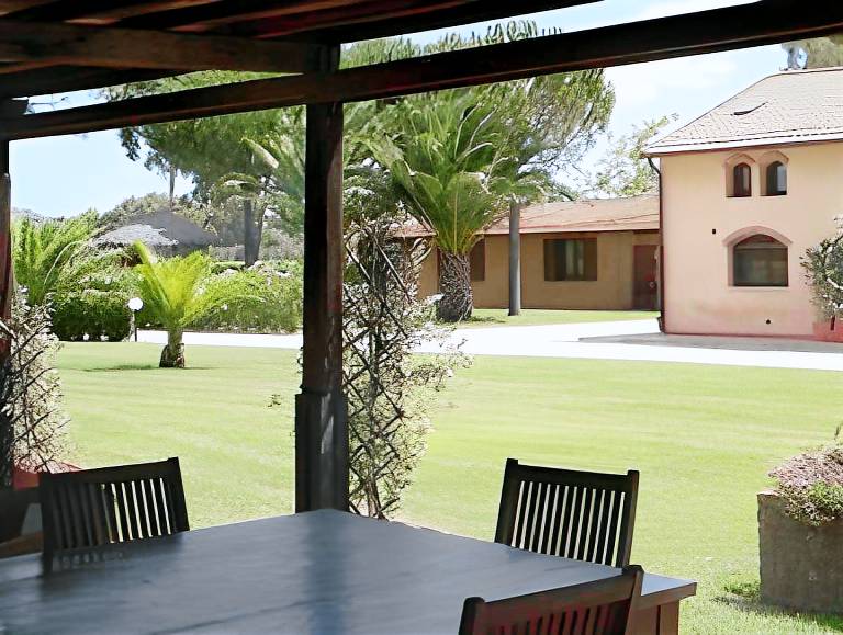 Family-friendly serviced apartment with yard, terrace & pool | Dogs allowed in Grosseto