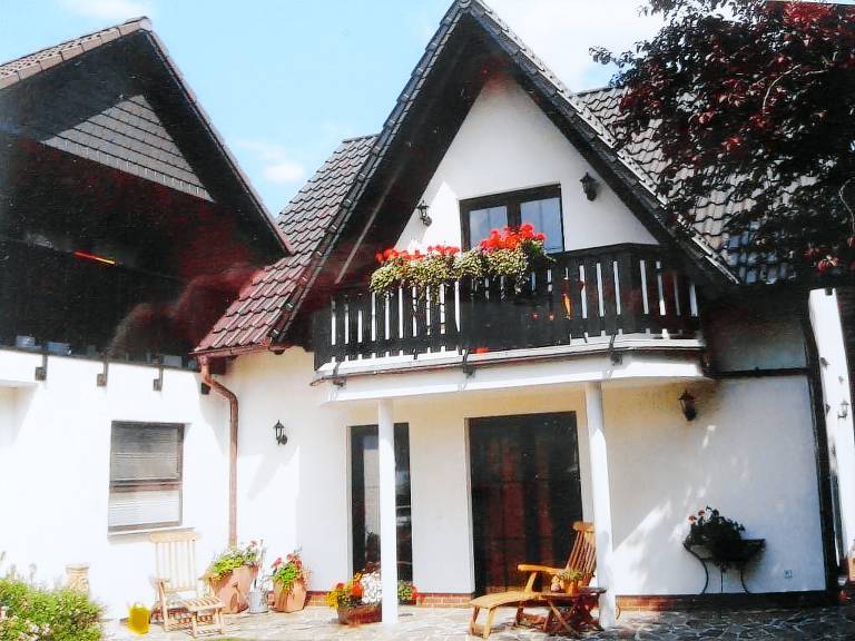 Holiday apartment with patio & yard in Hannover