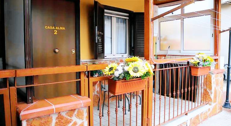 Apartment with yard & patio | Pets allowed — photo 5