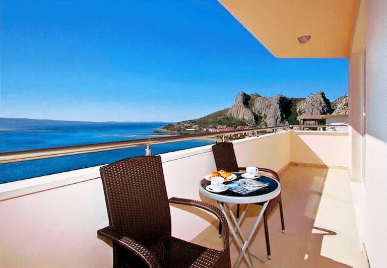 Fully equipped spacious vacation home with private pool & barbeque | Garden view | Beach nearby | Pets are welcome — photo 2
