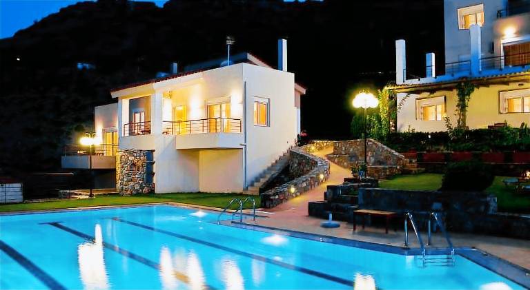 Rental apartment with patio, pool & grill — photo 2