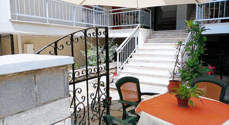 Serviced apartment with terrace — photo 5