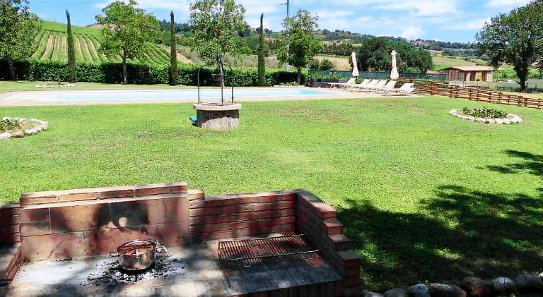 House with pool — photo 4