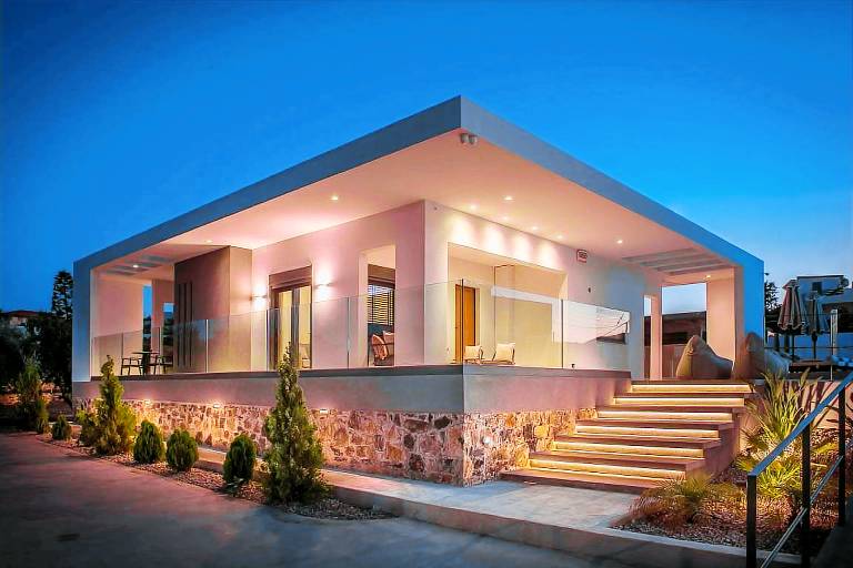 Fully equipped rental apartment with patio, garden & private pool | Close to the beach | Dogs allowed — photo 3