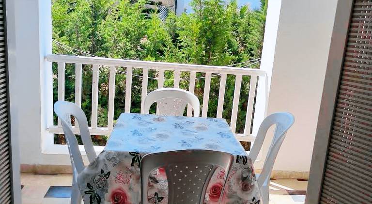 Holiday apartment with patio & yard — photo 4